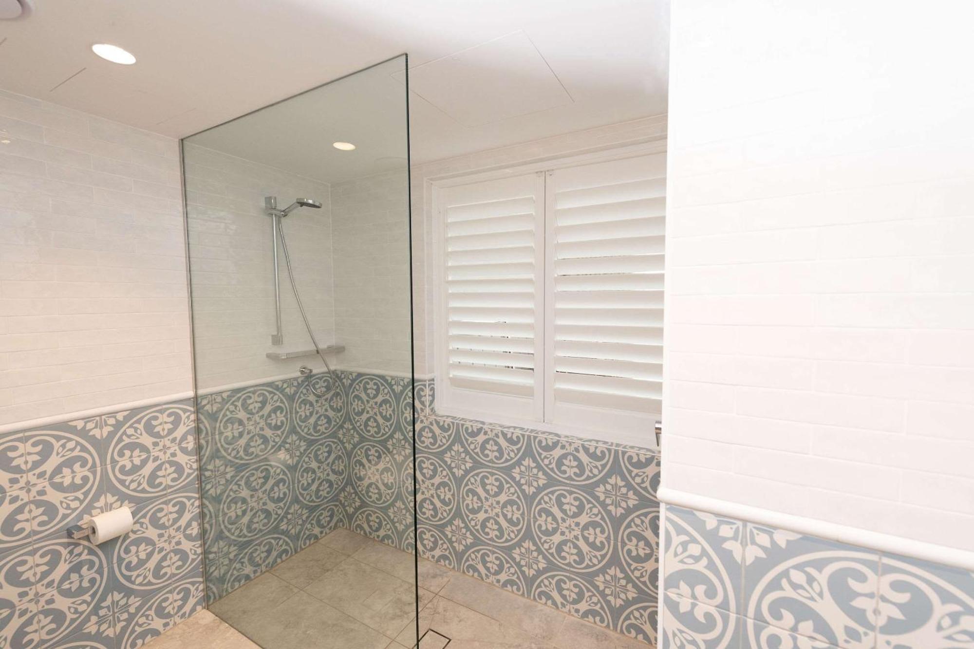 The Beachcomber Hotel & Resort, Ascend Hotel Collection Toukley Exterior photo Bathroom shutters